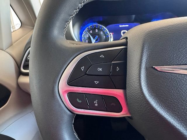 Used 2024 Chrysler Pacifica Touring-L FWD image 16