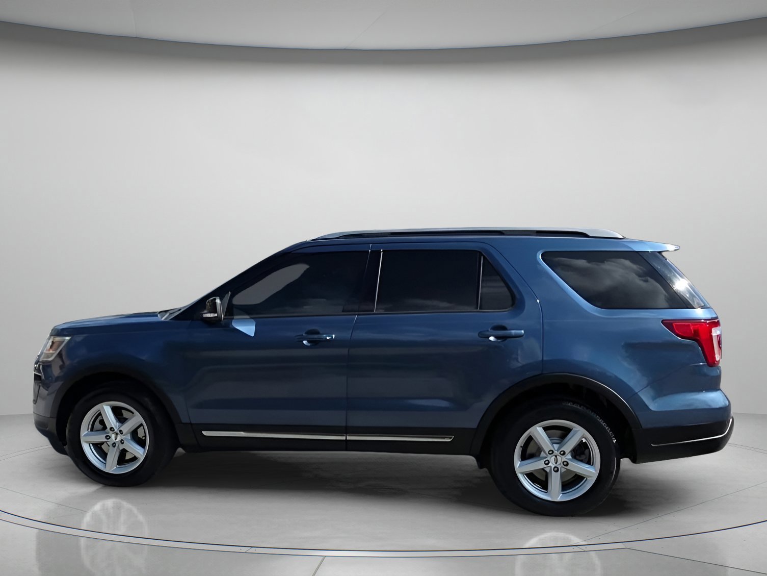 Certified 2018 Ford Explorer XLT w/ Equipment Group 202A image 10