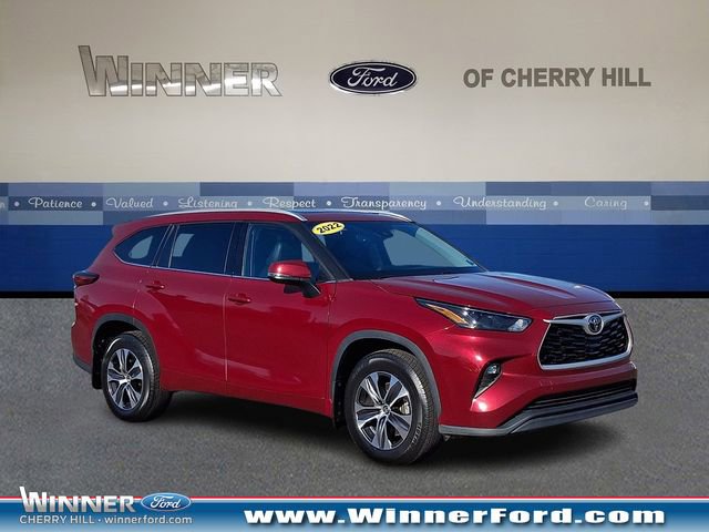 Used 2022 Toyota Highlander XLE AWD/4WD image 1
