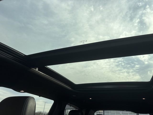 Used 2023 Chrysler Pacifica Limited w/ Uconnect Theater Family Group image 25