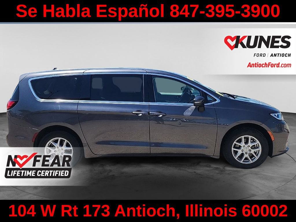 Used 2023 Chrysler Pacifica Touring-L FWD image 11