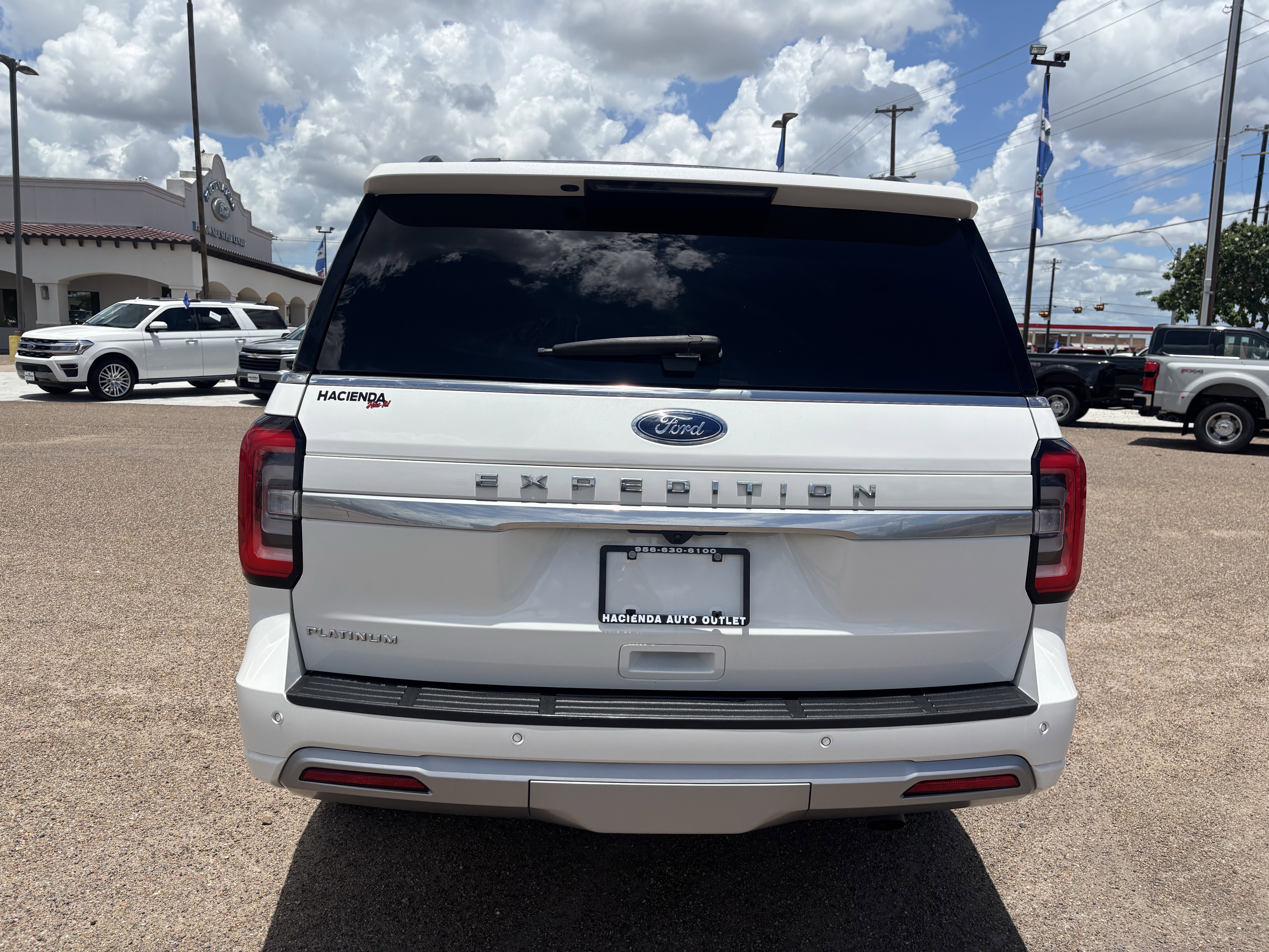 Certified 2024 Ford Expedition Platinum RWD image 3