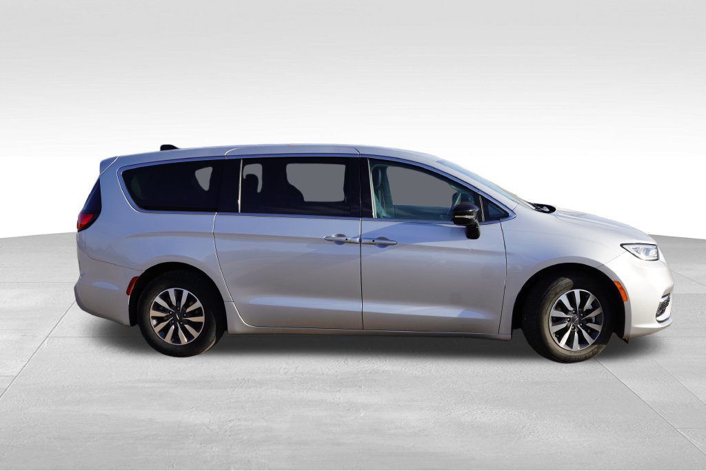 Used 2024 Chrysler Pacifica Limited FWD image 3