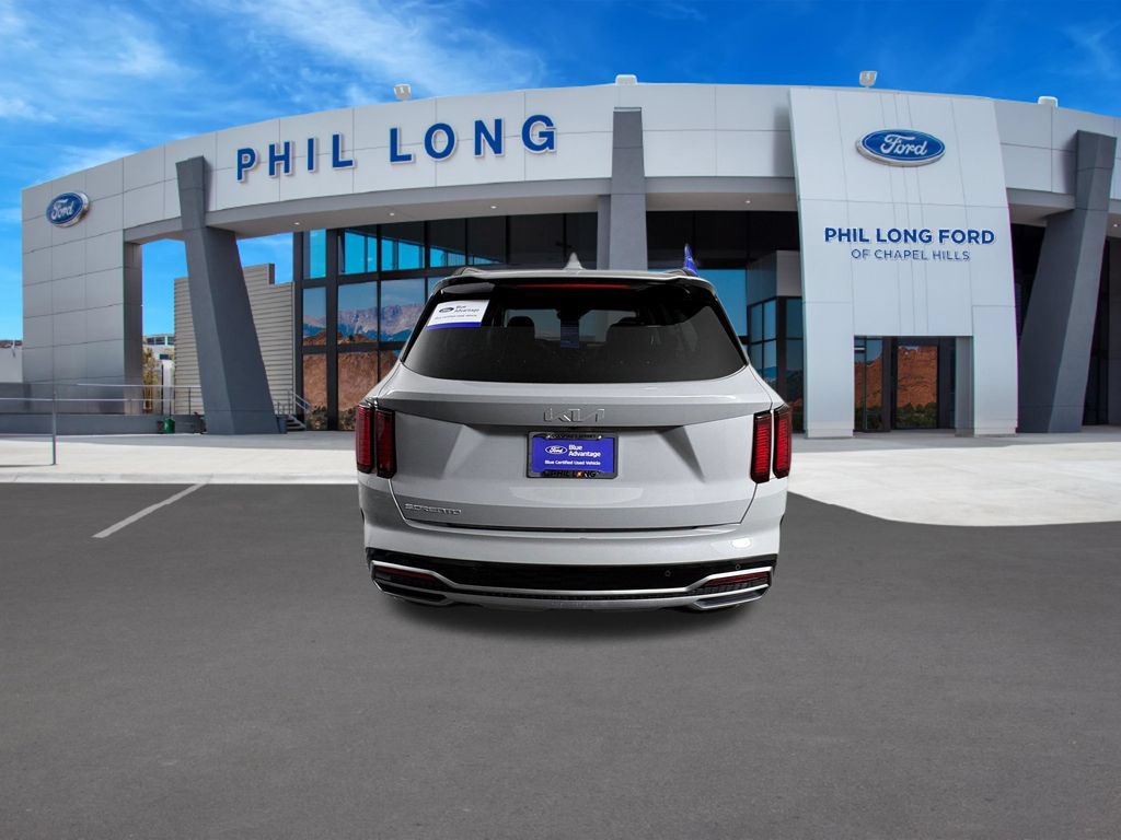 Used 2023 Kia Sorento EX w/ Panoramic Sunroof Package FWD image 4