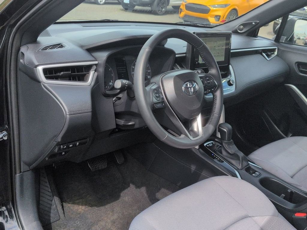 Used 2025 Toyota Corolla Cross AWD Hybrid w/ Moonroof Package image 11