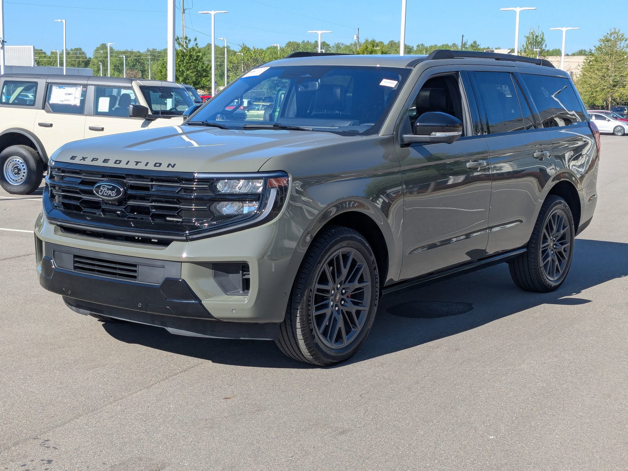 Certified 2025 Ford Expedition Platinum w/ Stealth Performance Package AWD/4WD image 8