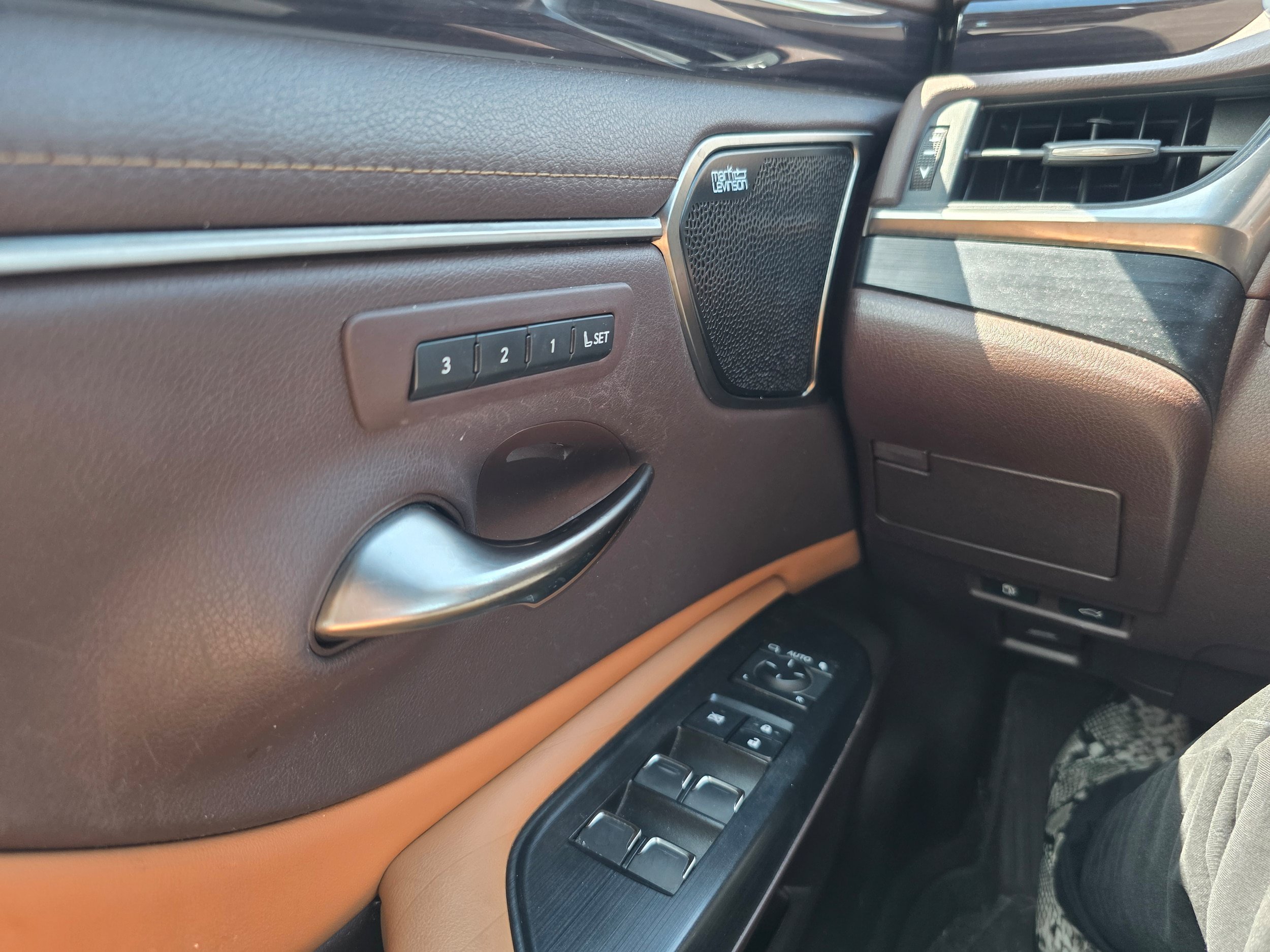 Used 2021 Lexus ES 300h w/ Accessory Package FWD image 18