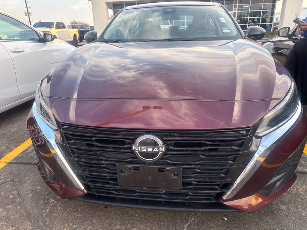 Used 2025 Nissan Altima 2.5 SV FWD image 2