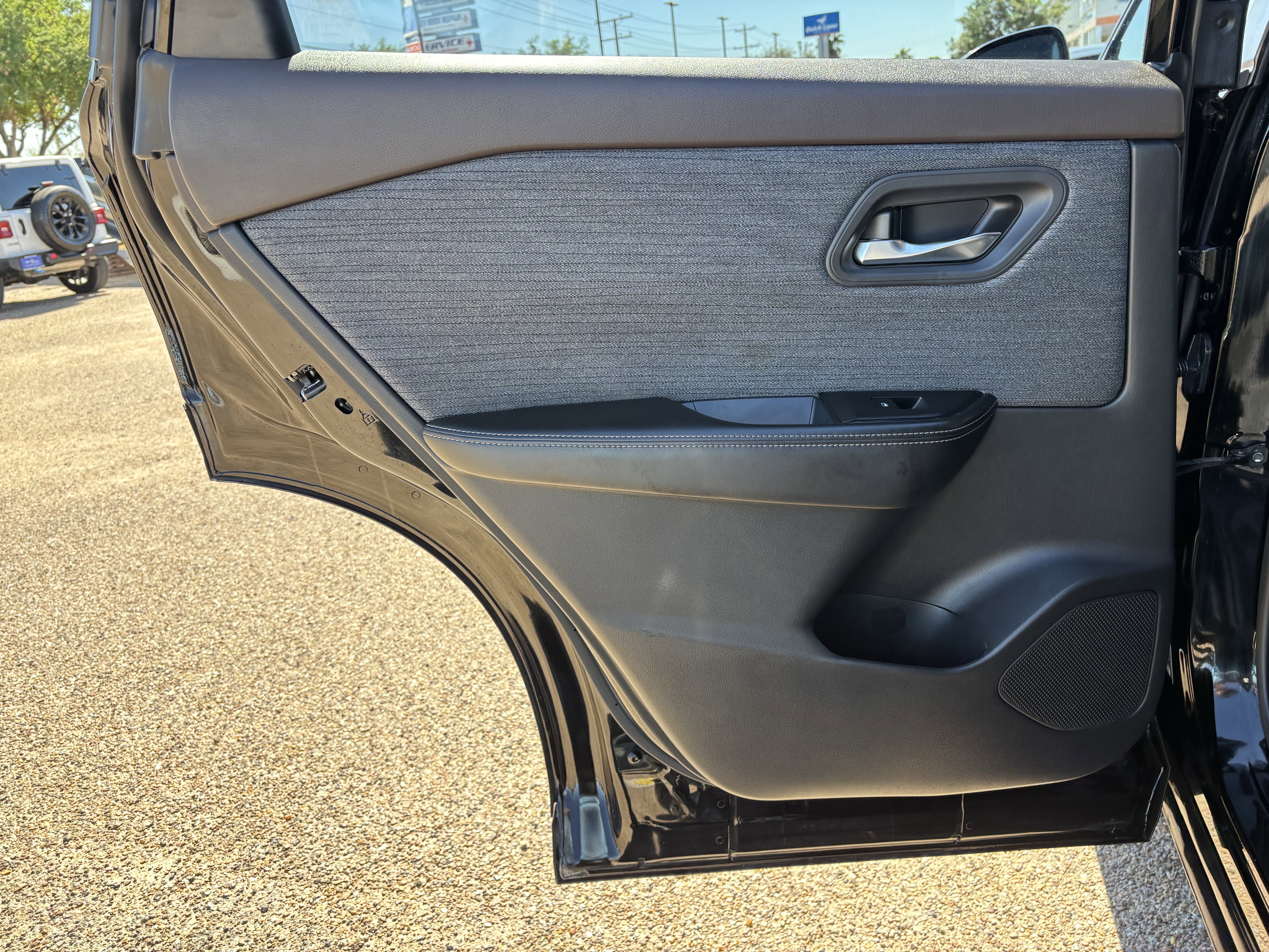 Used 2023 Nissan Rogue SV image 14