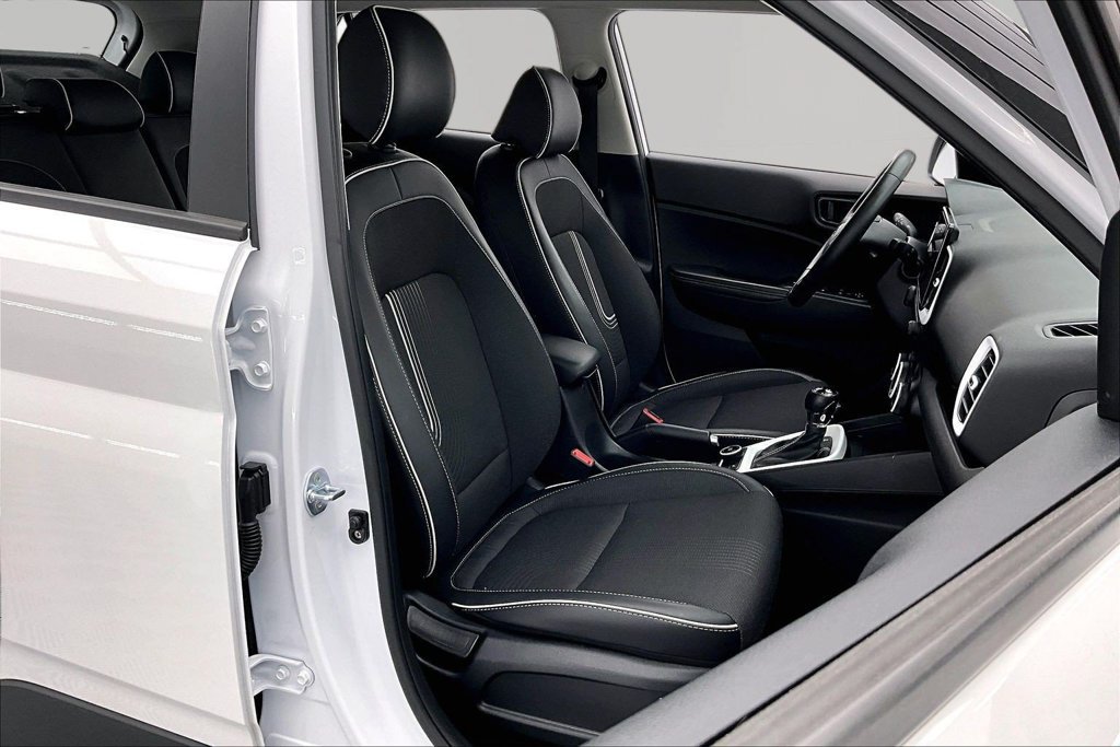 Used 2024 Hyundai Venue Limited FWD image 7