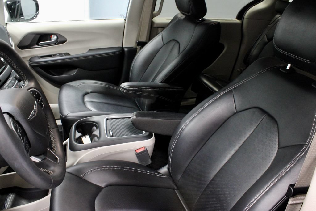 Used 2024 Chrysler Pacifica Touring-L FWD image 26