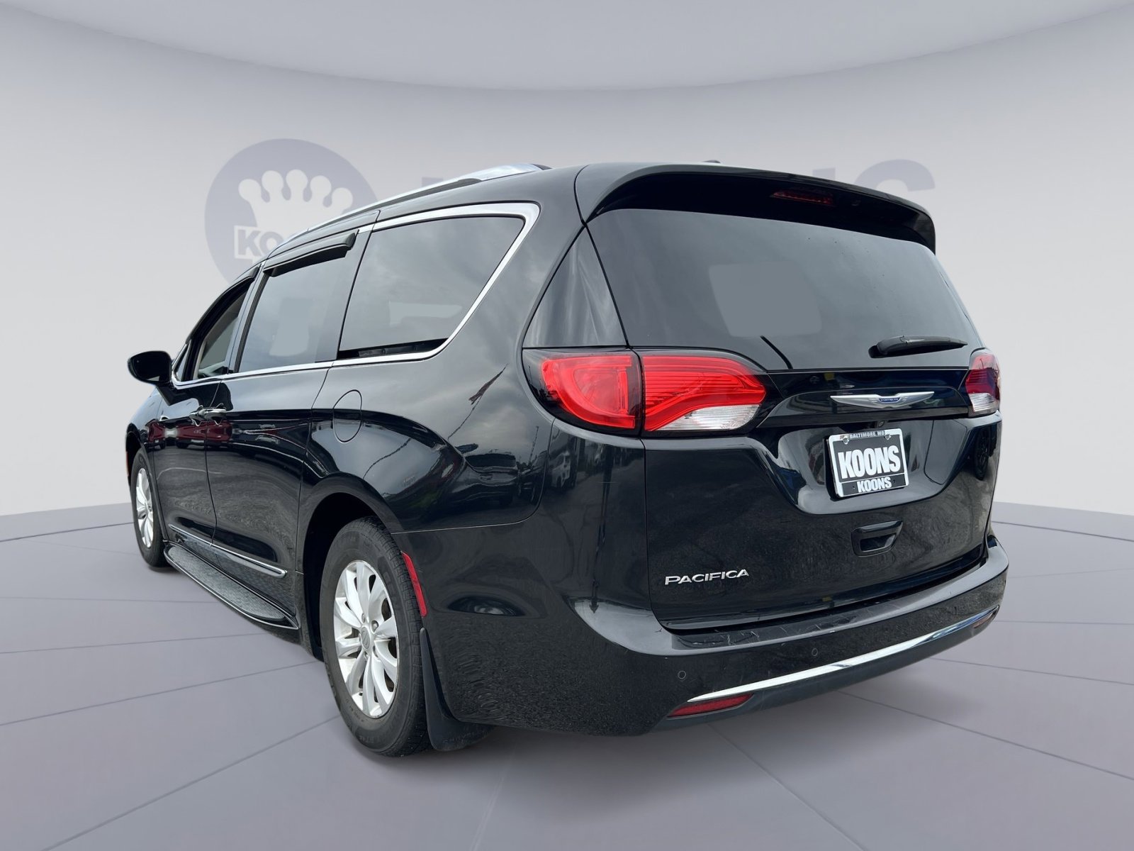 Used 2018 Chrysler Pacifica Touring-L FWD image 14