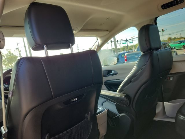 Used 2024 Chrysler Pacifica Touring-L FWD image 11