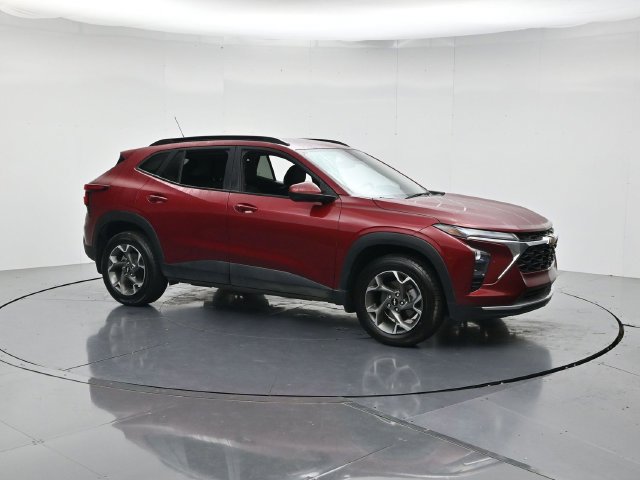 Used 2025 Chevrolet Trax LT w/ LT Convenience Package FWD image 3