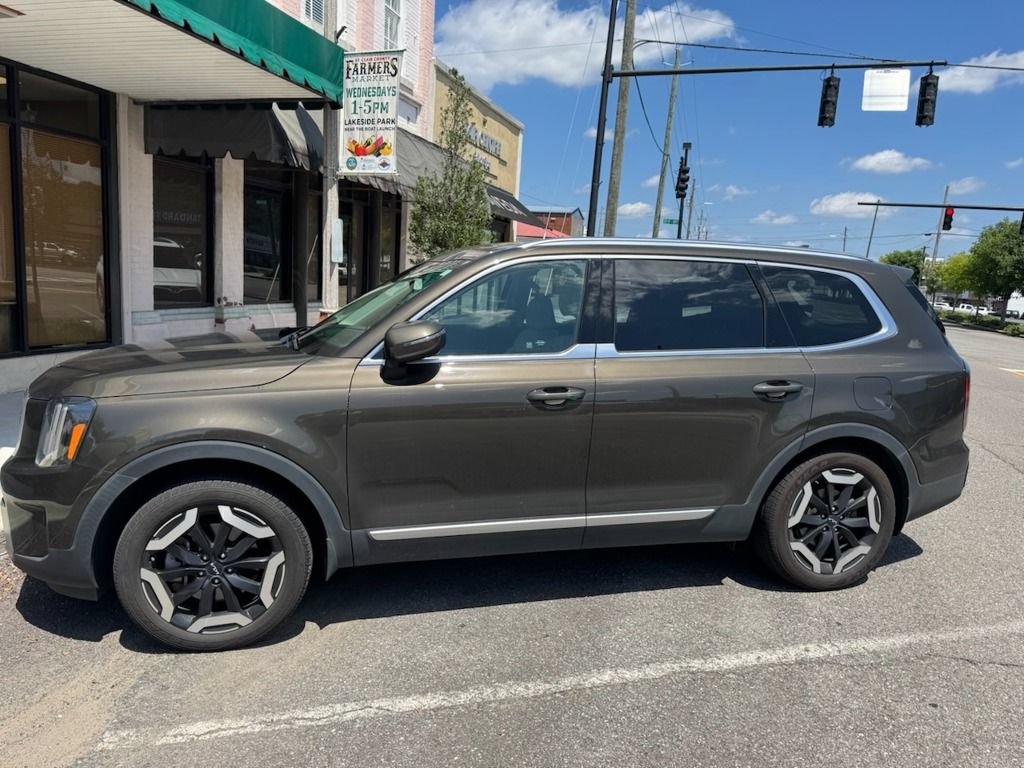 Used 2023 Kia Telluride EX w/ EX Captain's Chair Package FWD image 2