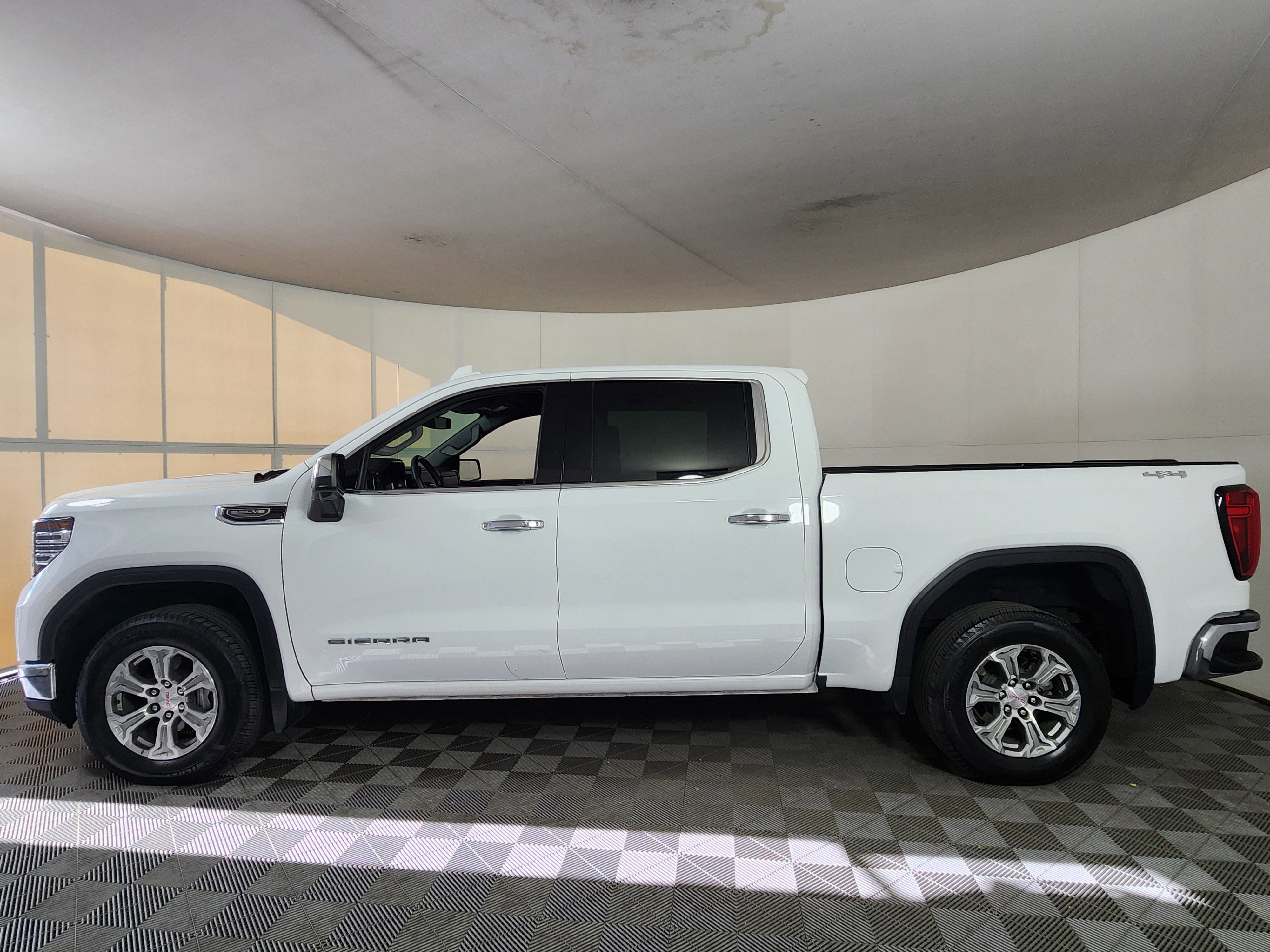 Used 2024 GMC Sierra 1500 SLT image 2