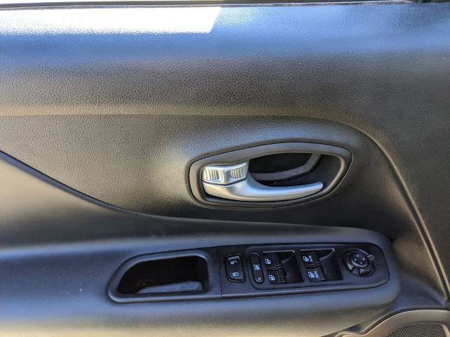 Used 2023 Jeep Renegade Latitude AWD/4WD image 17