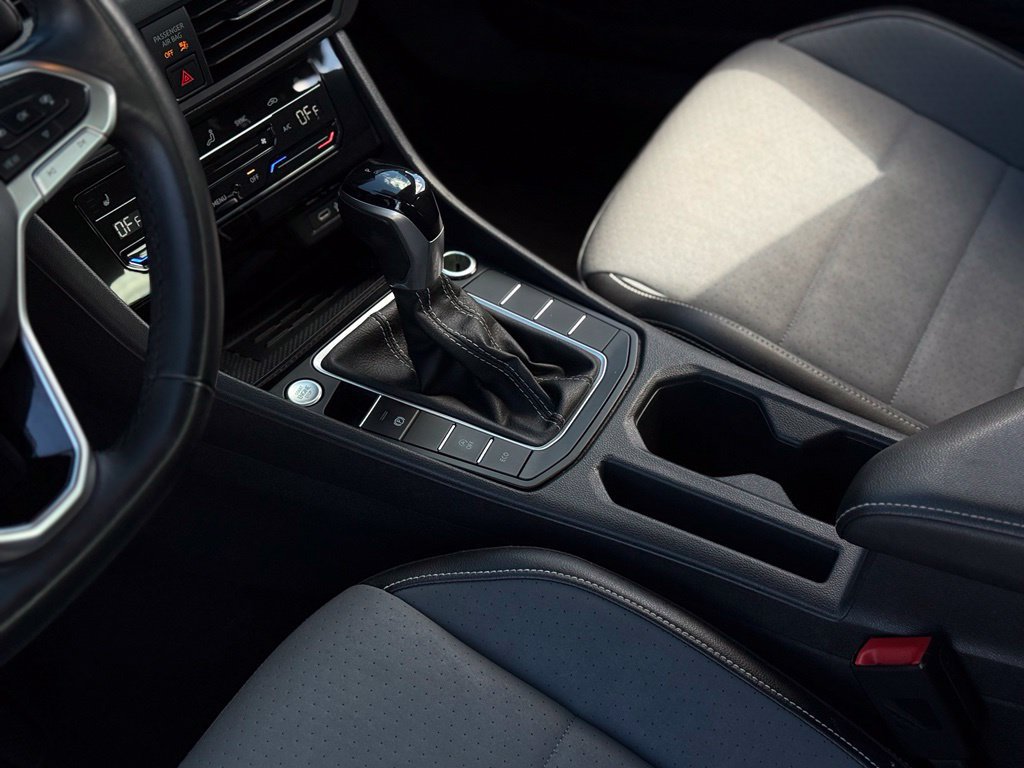 Used 2025 Volkswagen Jetta SE FWD image 19