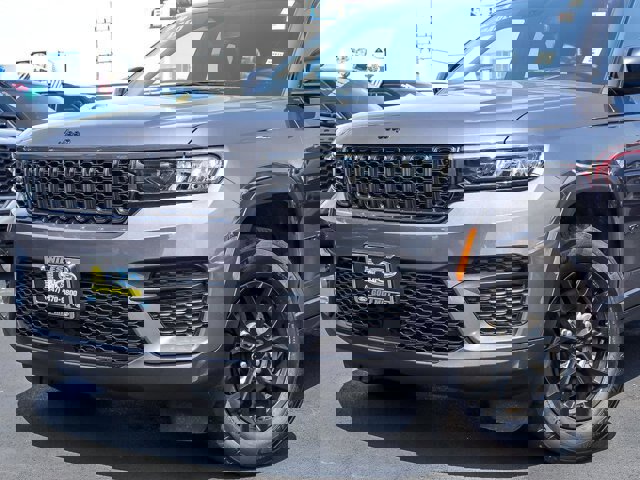 Used 2024 Jeep Grand Cherokee Altitude image 3