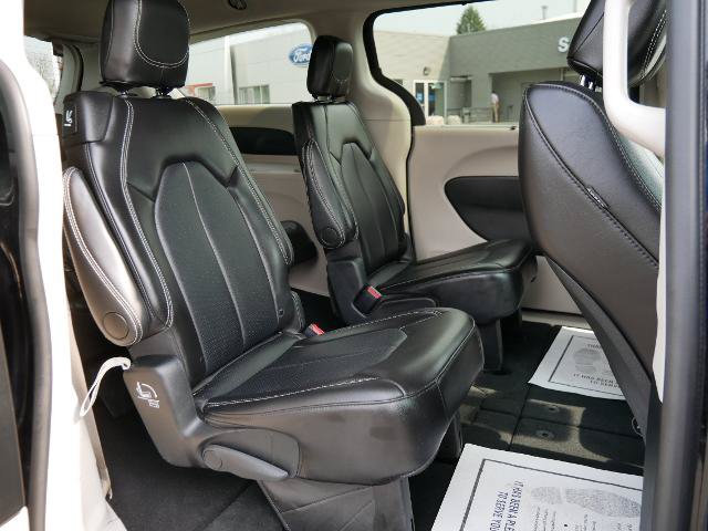 Used 2024 Chrysler Pacifica Touring-L FWD image 14