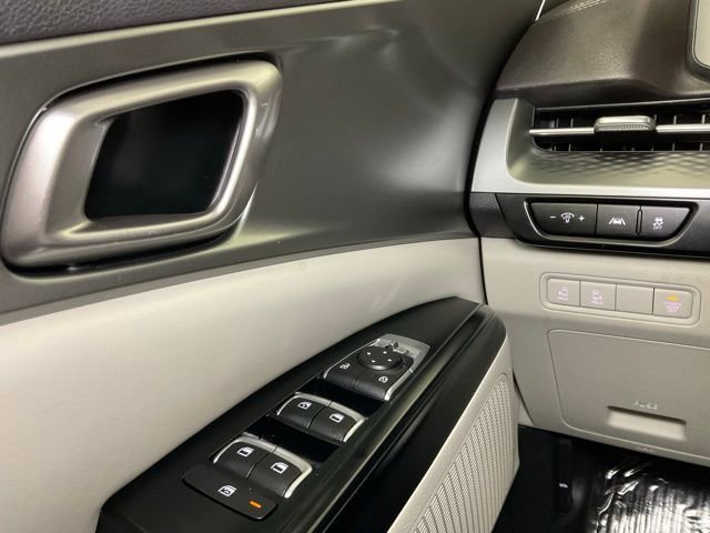 Used 2022 Kia Carnival LX image 21