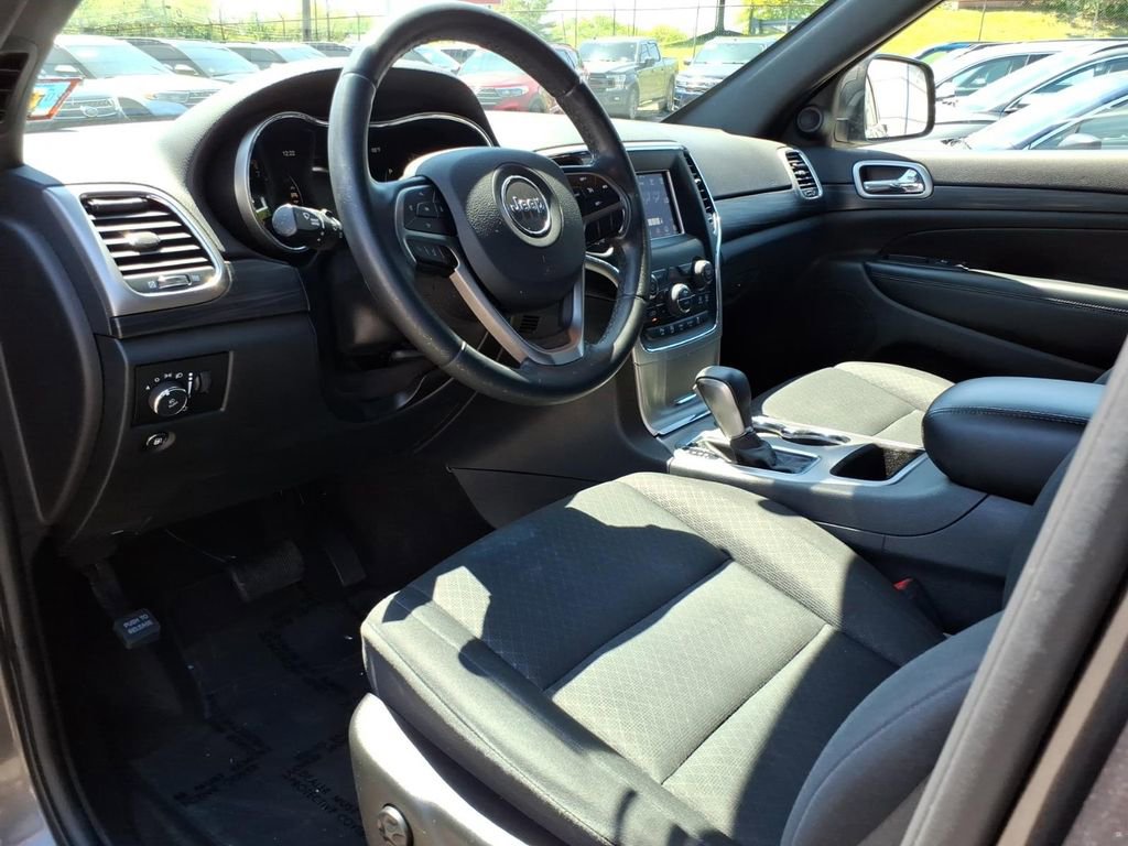 Used 2019 Jeep Grand Cherokee Laredo AWD/4WD image 13