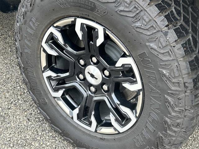 Used 2025 Chevrolet Silverado 1500 ZR2 w/ Technology Package image 13