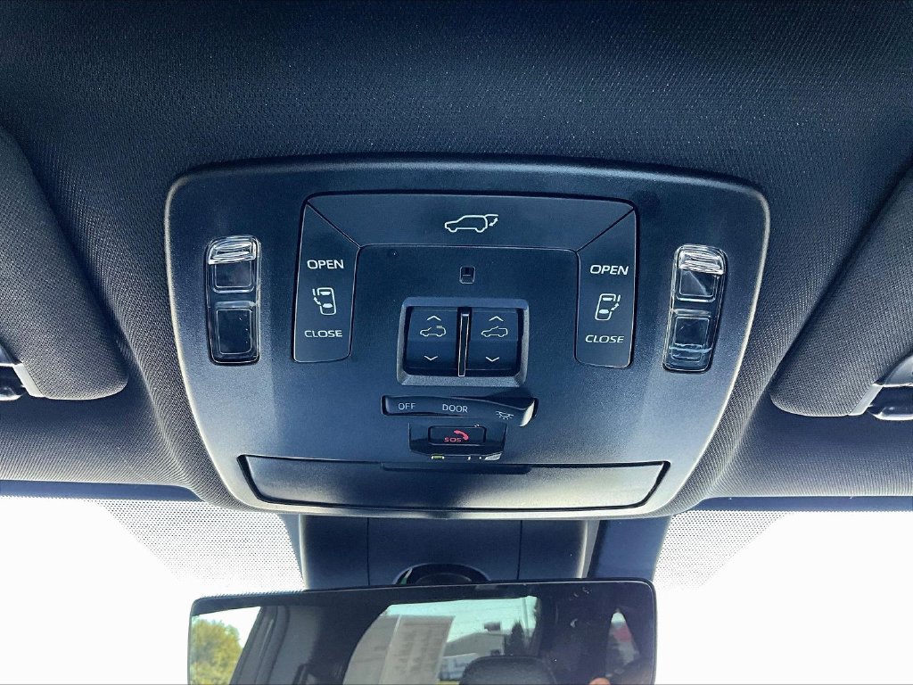 Used 2025 Toyota Sienna Platinum AWD/4WD image 19