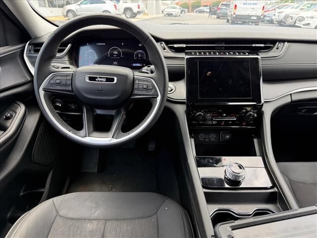 Used 2023 Jeep Grand Cherokee Laredo RWD image 12