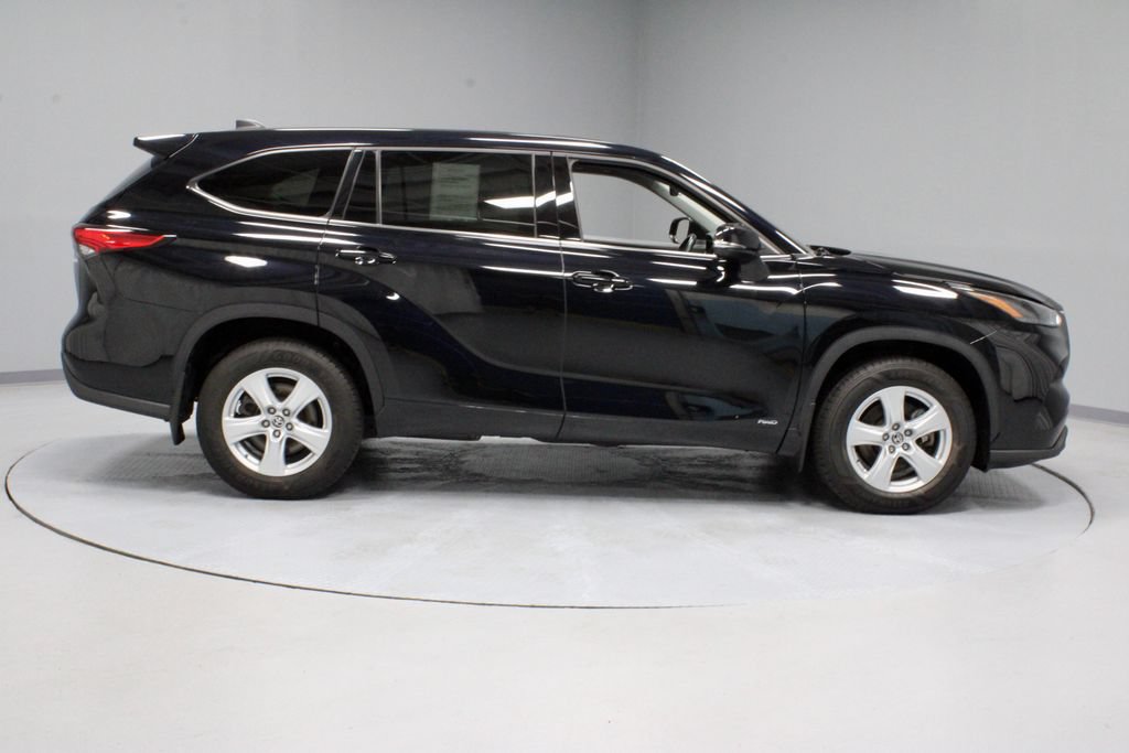 Used 2022 Toyota Highlander LE AWD/4WD image 11
