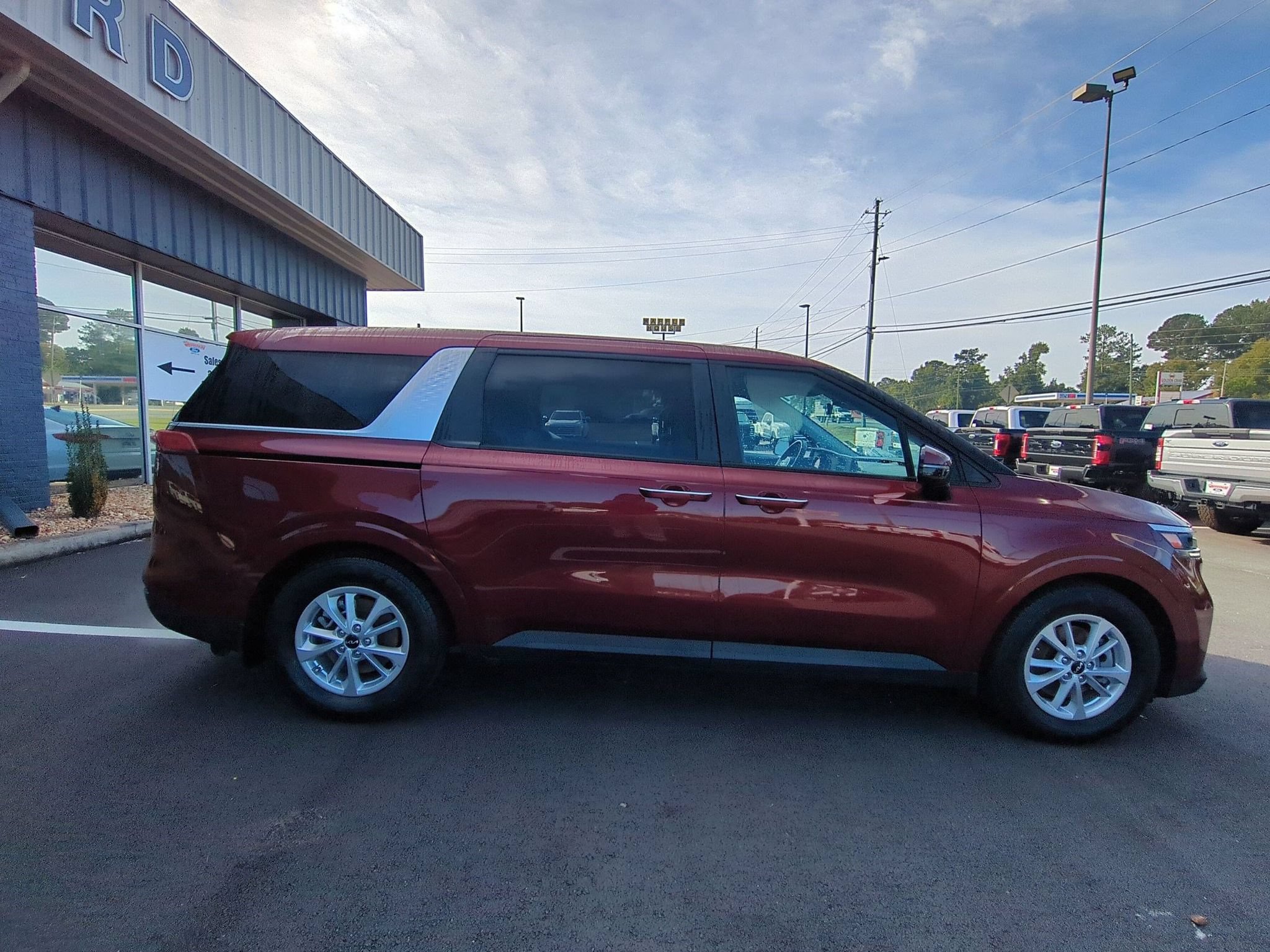 Used 2023 Kia Carnival LX FWD image 4