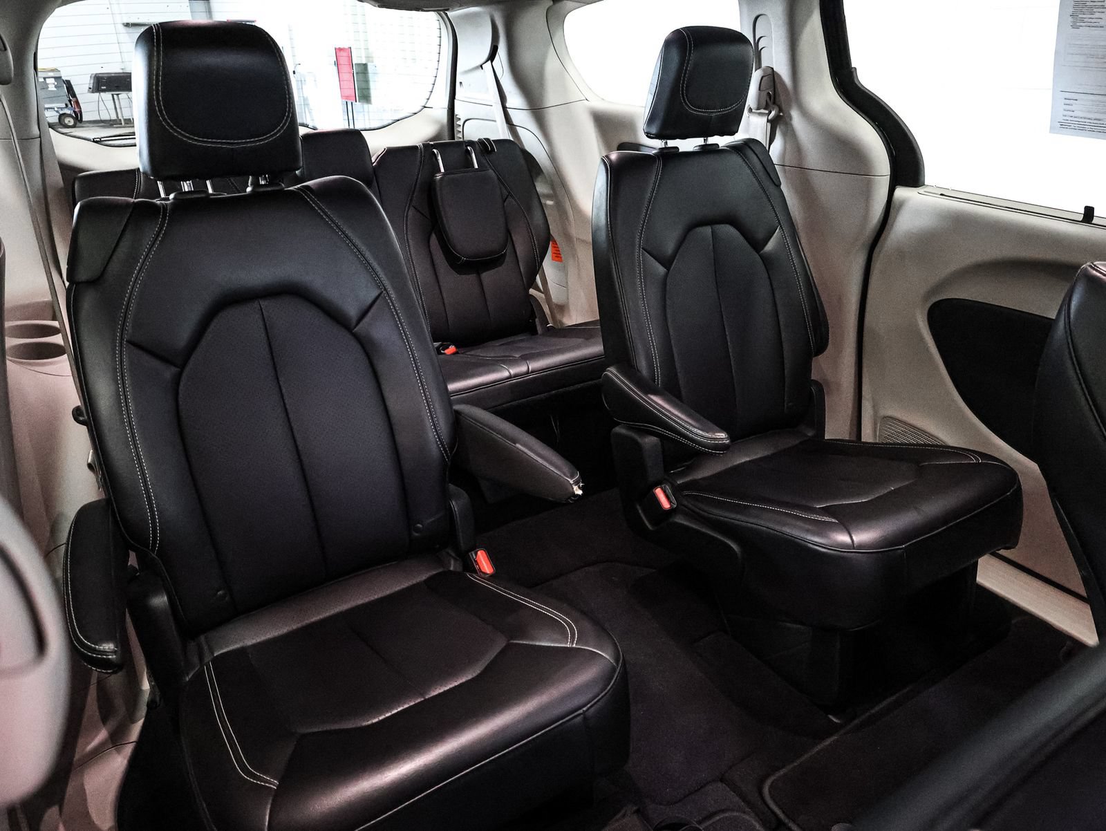 Used 2023 Chrysler Pacifica Touring-L FWD image 22