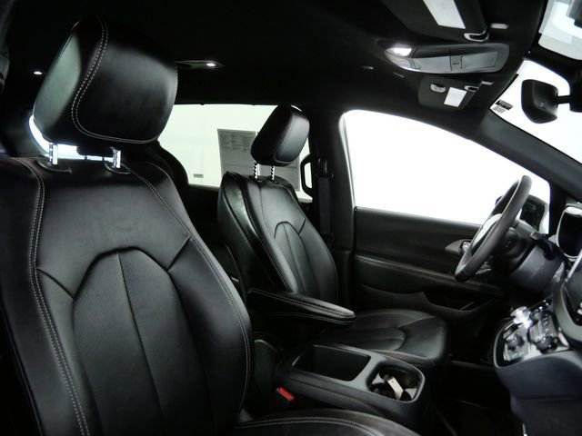 Used 2025 Chrysler Pacifica Select image 11