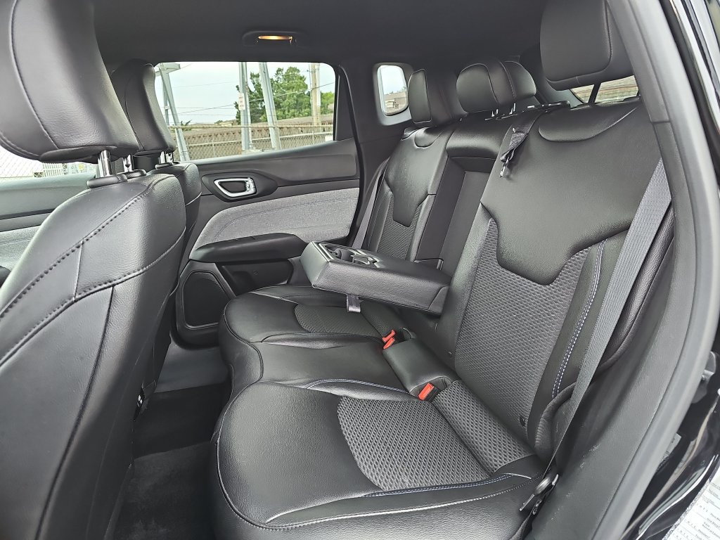 Used 2025 Jeep Compass Latitude AWD/4WD image 14