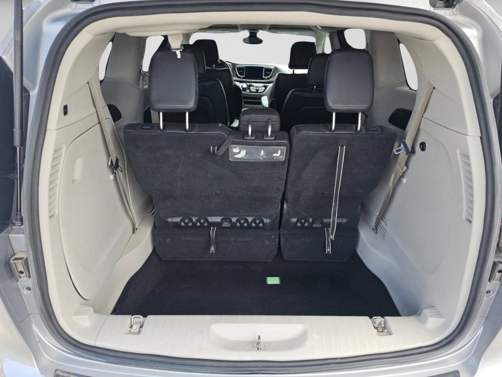 Used 2017 Chrysler Pacifica Touring-L FWD image 24
