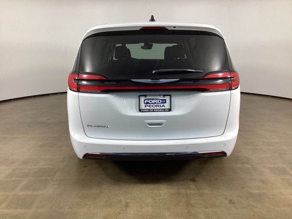 Used 2024 Chrysler Pacifica Touring-L FWD image 10