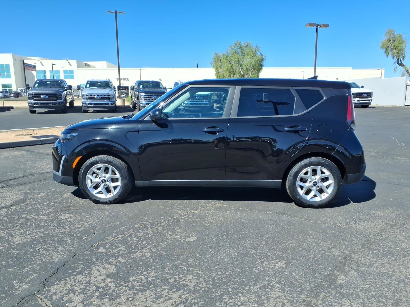Used 2025 Kia Soul LX w/ LX Technology Package FWD image 3