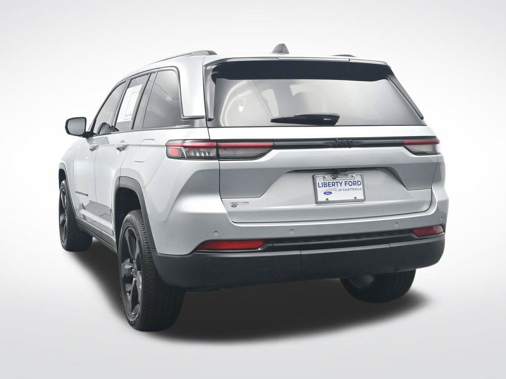Used 2024 Jeep Grand Cherokee Altitude RWD image 9