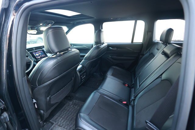 Used 2023 Jeep Grand Cherokee Altitude AWD/4WD image 10