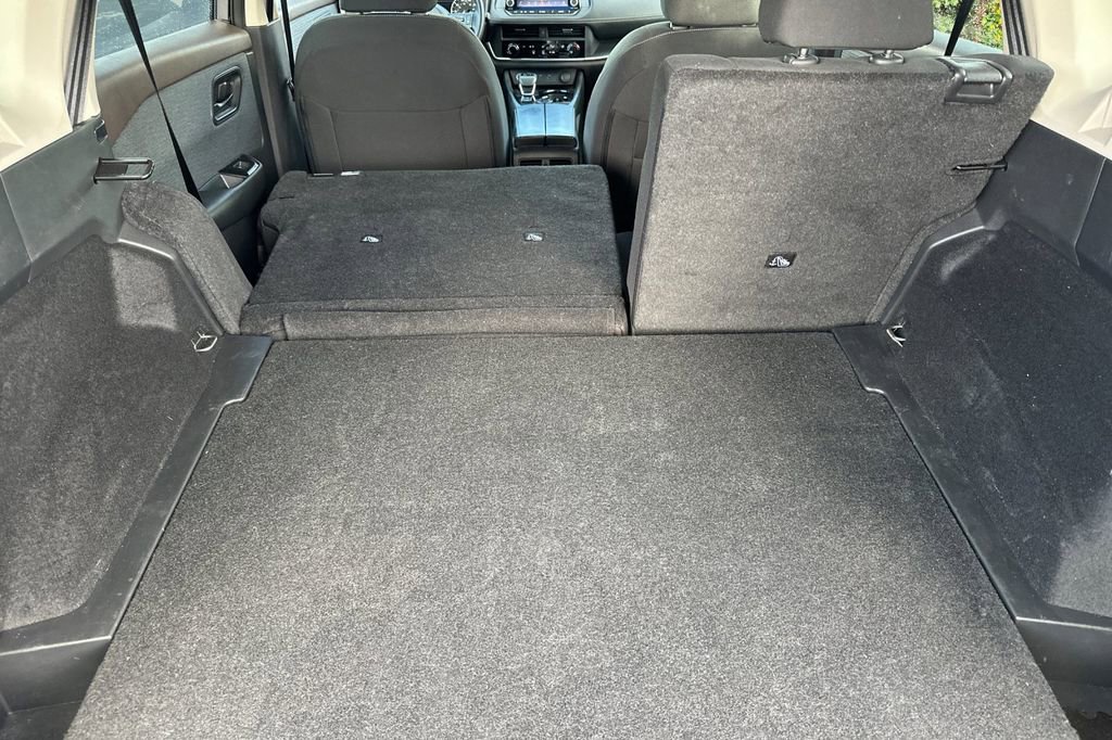 Used 2023 Nissan Rogue S image 17