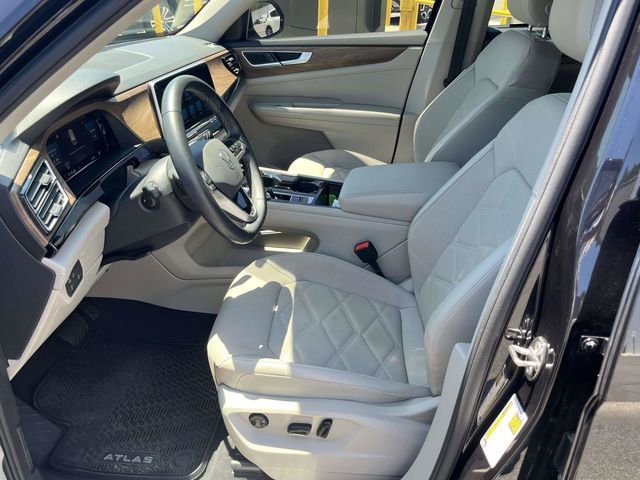 Used 2024 Volkswagen Atlas SE w/ Black Wheel Package FWD image 17