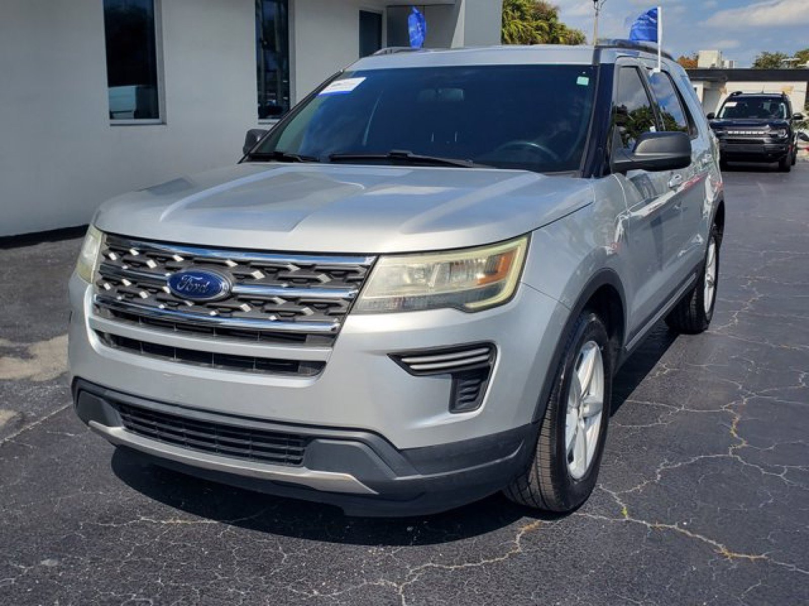 Certified 2018 Ford Explorer XLT FWD image 3