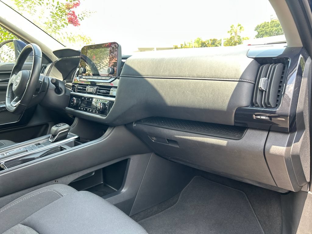 Used 2025 Nissan Pathfinder SV FWD image 16