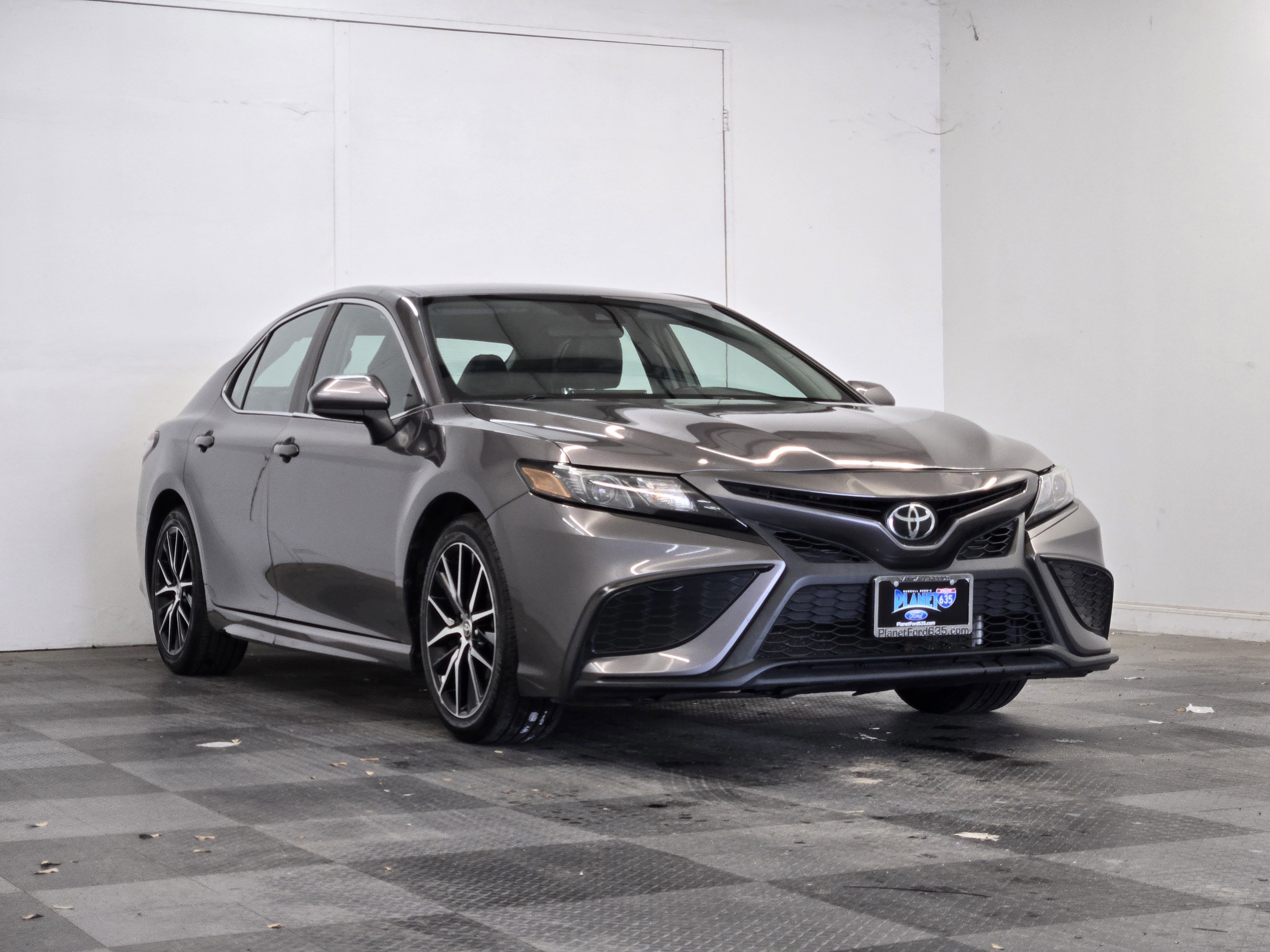 Used 2021 Toyota Camry SE FWD image 6
