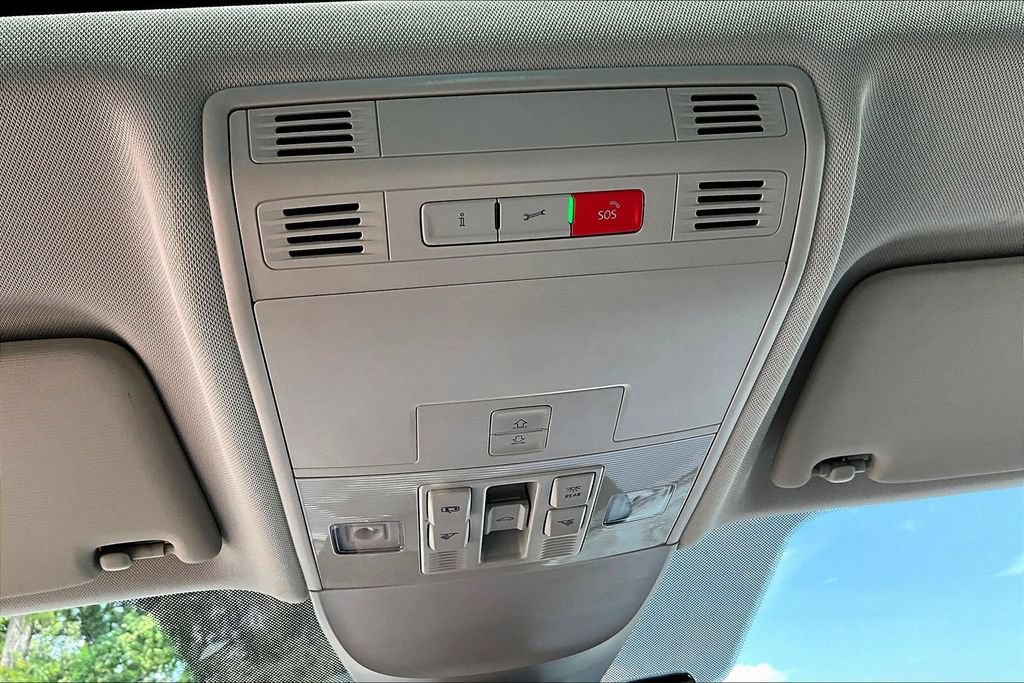 Used 2022 Volkswagen Taos SE w/ Panoramic Sunroof Package FWD image 16