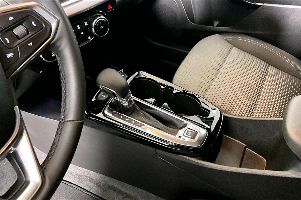 Used 2025 Chevrolet Trax LT w/ LT Convenience Package image 13