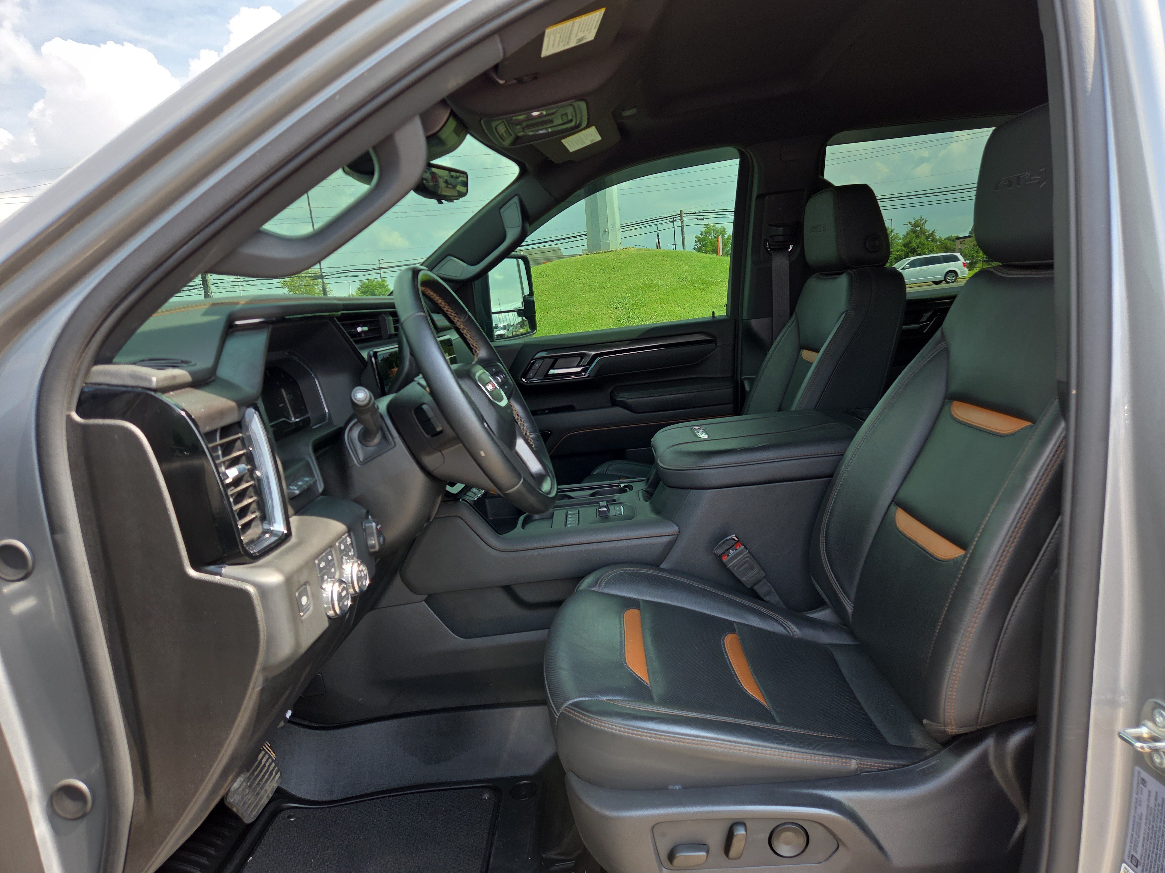 Used 2025 GMC Sierra 2500 AT4 w/ Technology Package AWD/4WD image 9