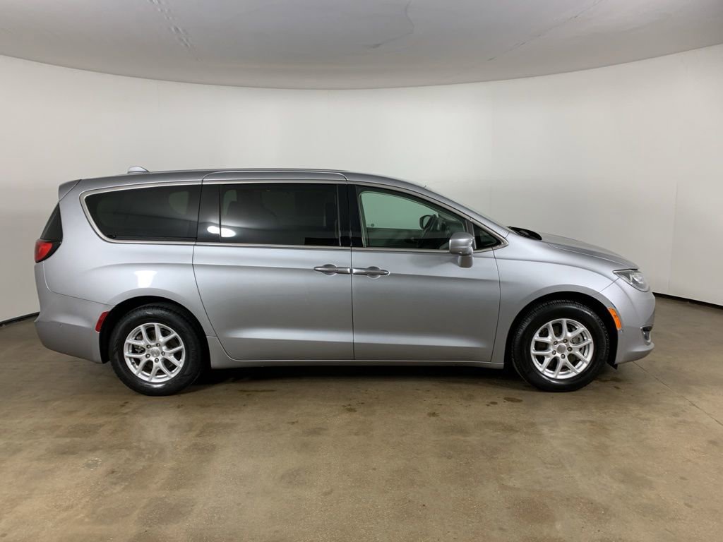 Used 2020 Chrysler Pacifica Touring w/ Advanced Safetytec Group FWD image 7