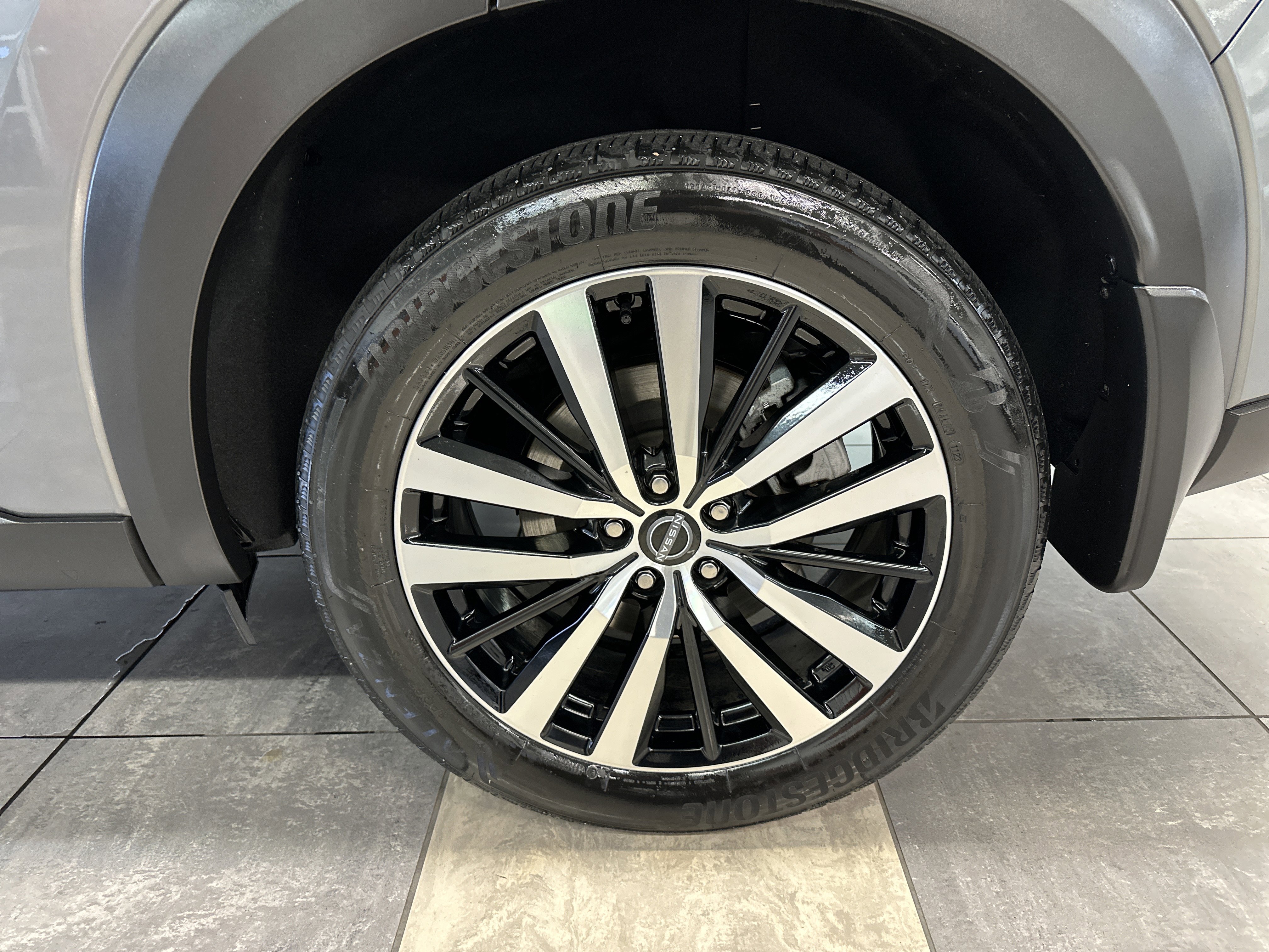 Used 2023 Nissan Pathfinder Platinum image 9