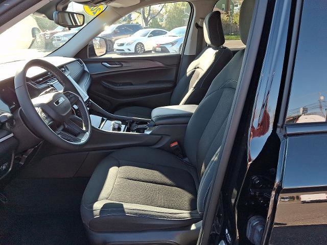 Used 2023 Jeep Grand Cherokee Laredo w/ Luxury Tech Group I AWD/4WD image 13